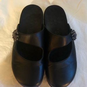 Ladies Vionic Black Leather Mary Jane Mules